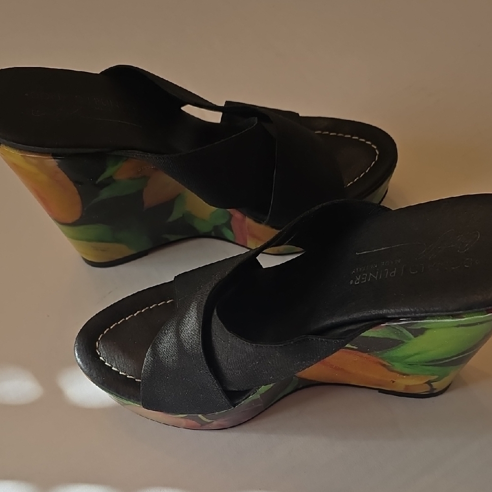 Donald J. Pliner Black Wedges with Colorful Fruit Accents Sz9 $45